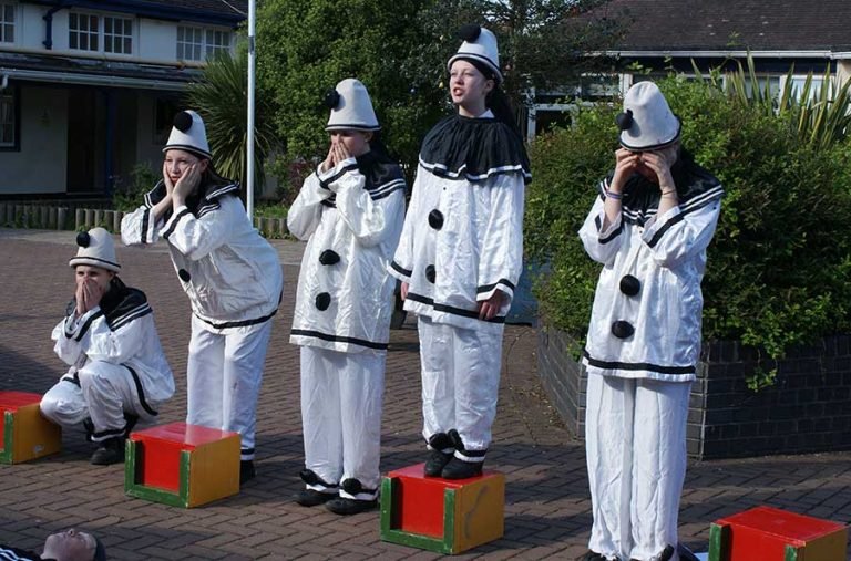 Poppies-performing-at-Dawlish-Community-School