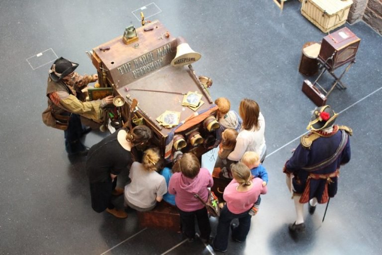 Raree device with audience, from above